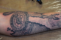 татуировка черно-белая морская на руке, татуировка в камне, компас татуировка морская на руке , тату студия Херсон, тату 3d , реалистичная татуировка ,мастер тату Бейко Андрей 